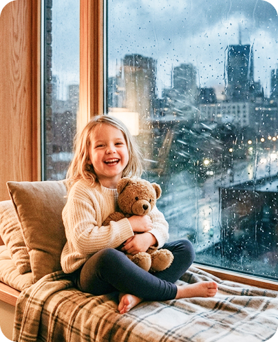 Уют у окна: ребёнок на подоконнике